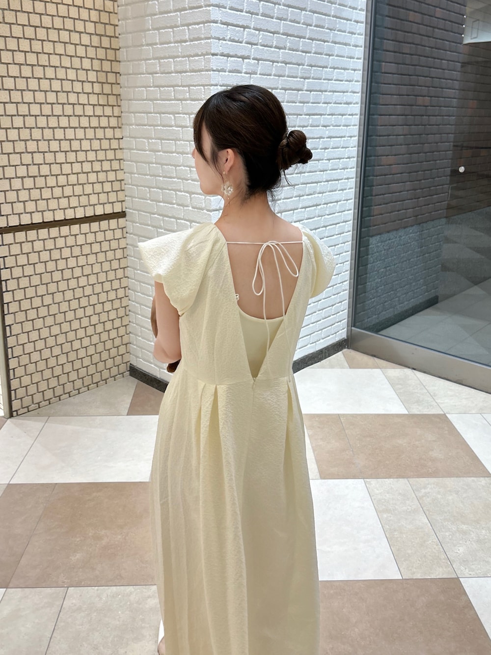 ホワイト系のワンピース/ドレス、ホワイト系のブーツを着用したレディースの夏コーディネートの2枚目の写真