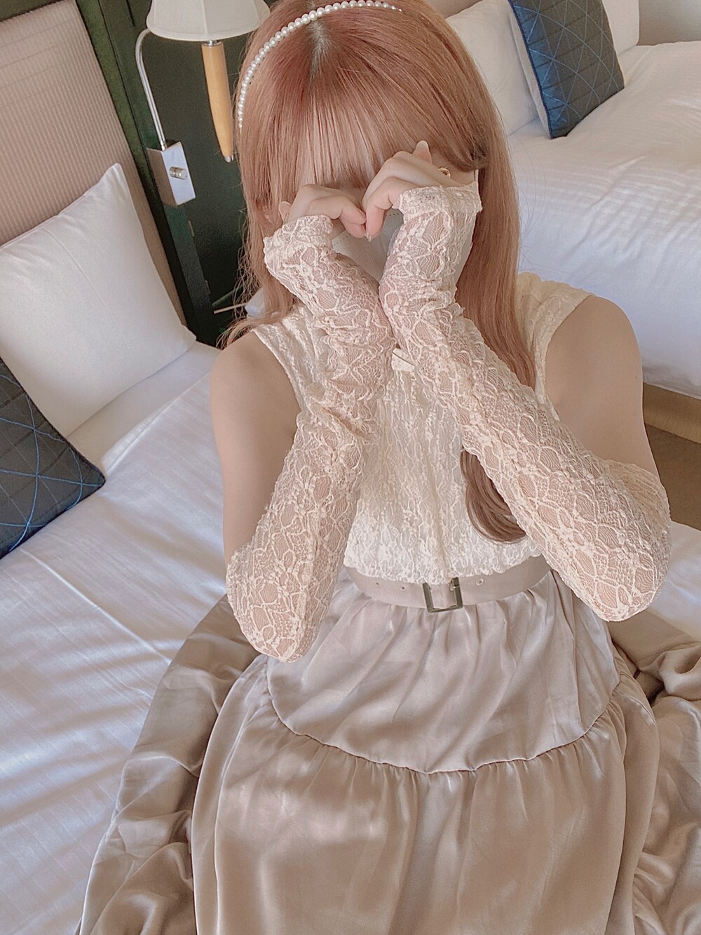 ベージュ系のワンピース/ドレスを着用したレディースの春コーディネートの2枚目の写真
