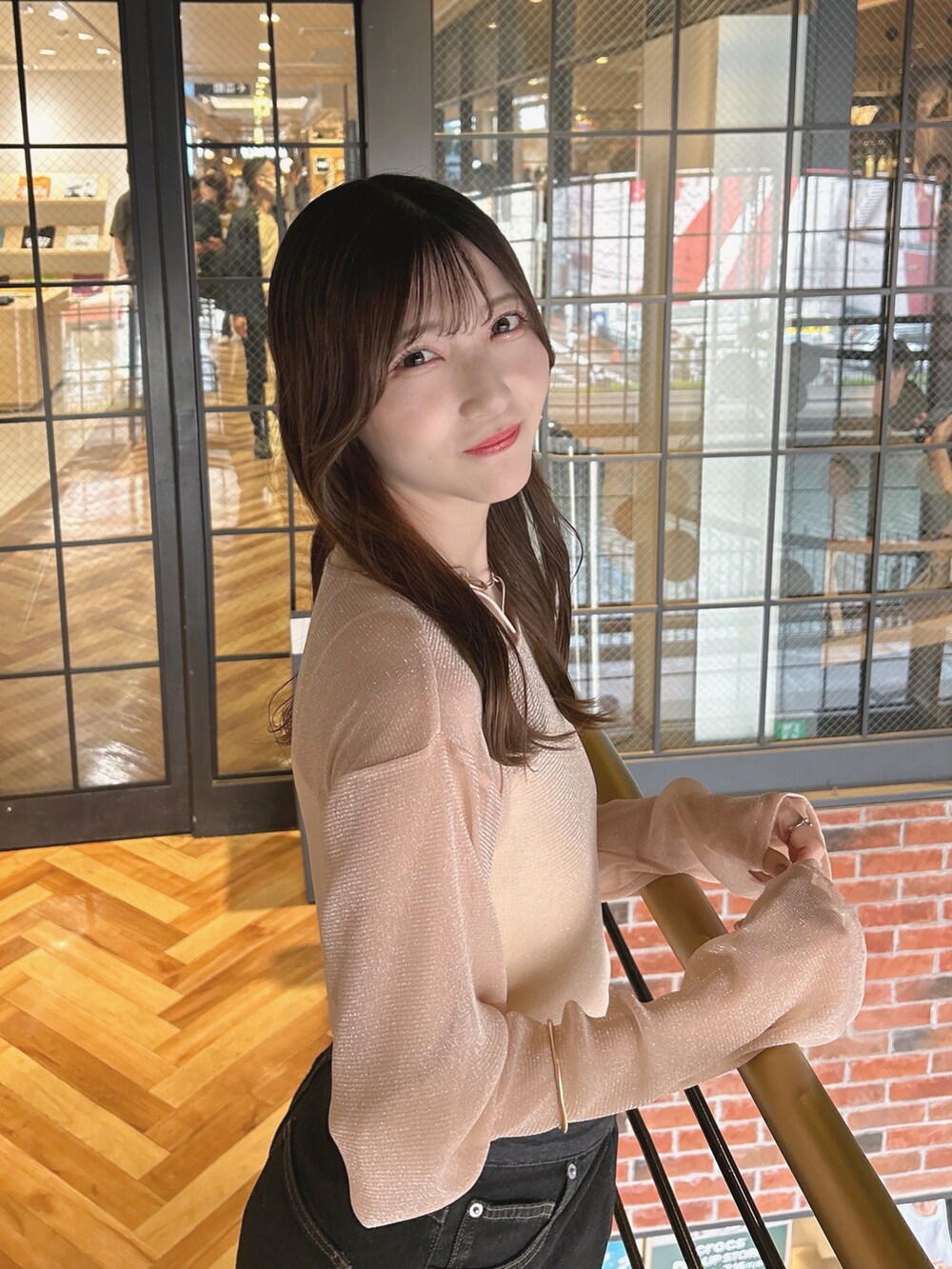 ブラック系のデニムパンツ、ピンク系のその他トップス、ベージュ系のブーツを着用したレディースの夏コーディネートの4枚目の写真