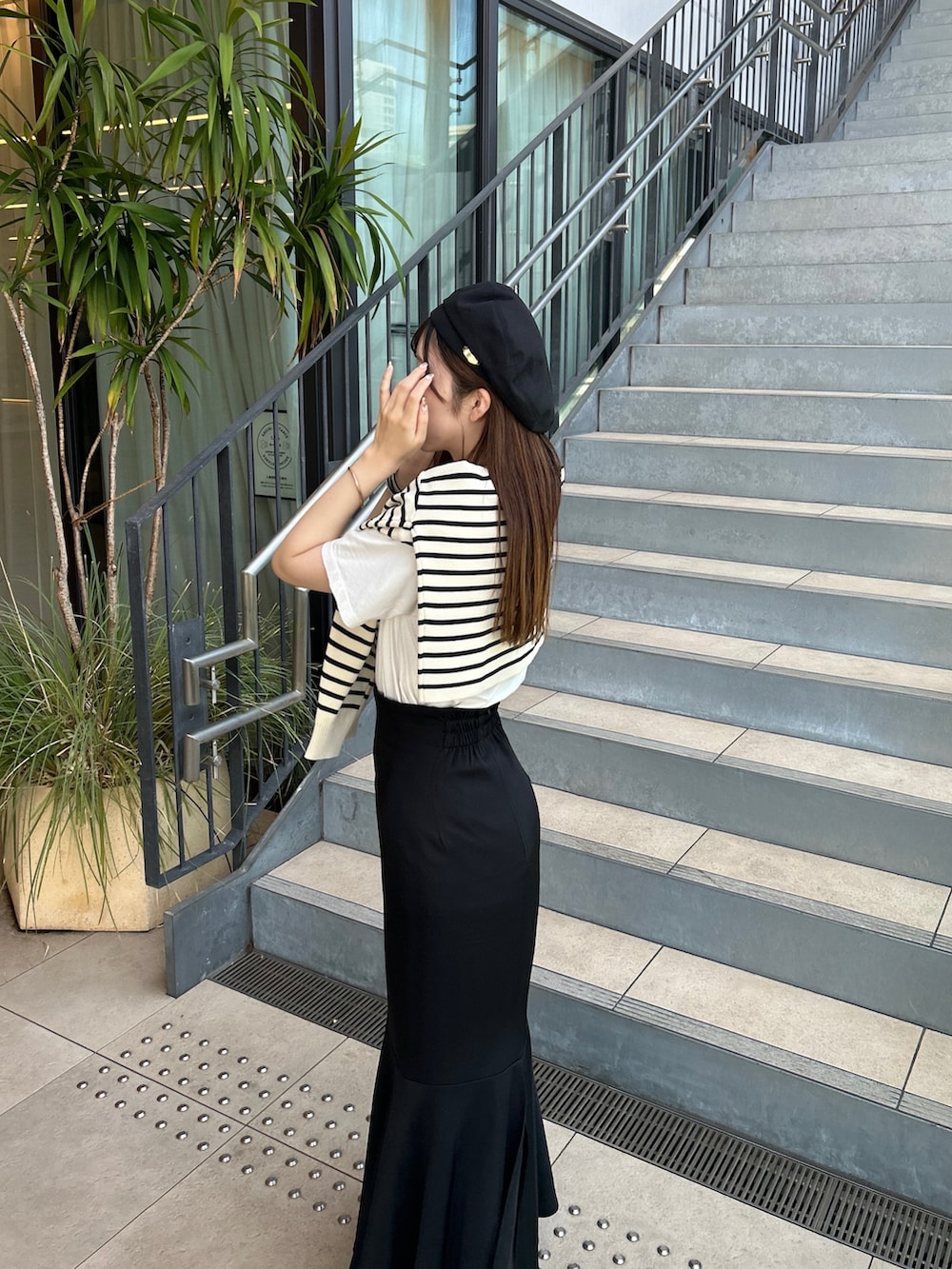 ホワイト系のTシャツ/カットソー、ブラック系のカーディガン/ボレロ、ブラック系のスカートを着用したレディースの夏コーディネートの5枚目の写真