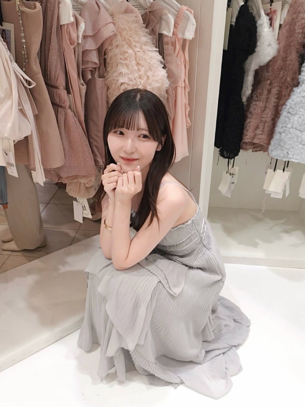 ブルー系のワンピース/ドレス、ホワイト系のバングル/リストバンド、ベージュ系のネックレスを着用したレディースの夏コーディネートの2枚目の写真