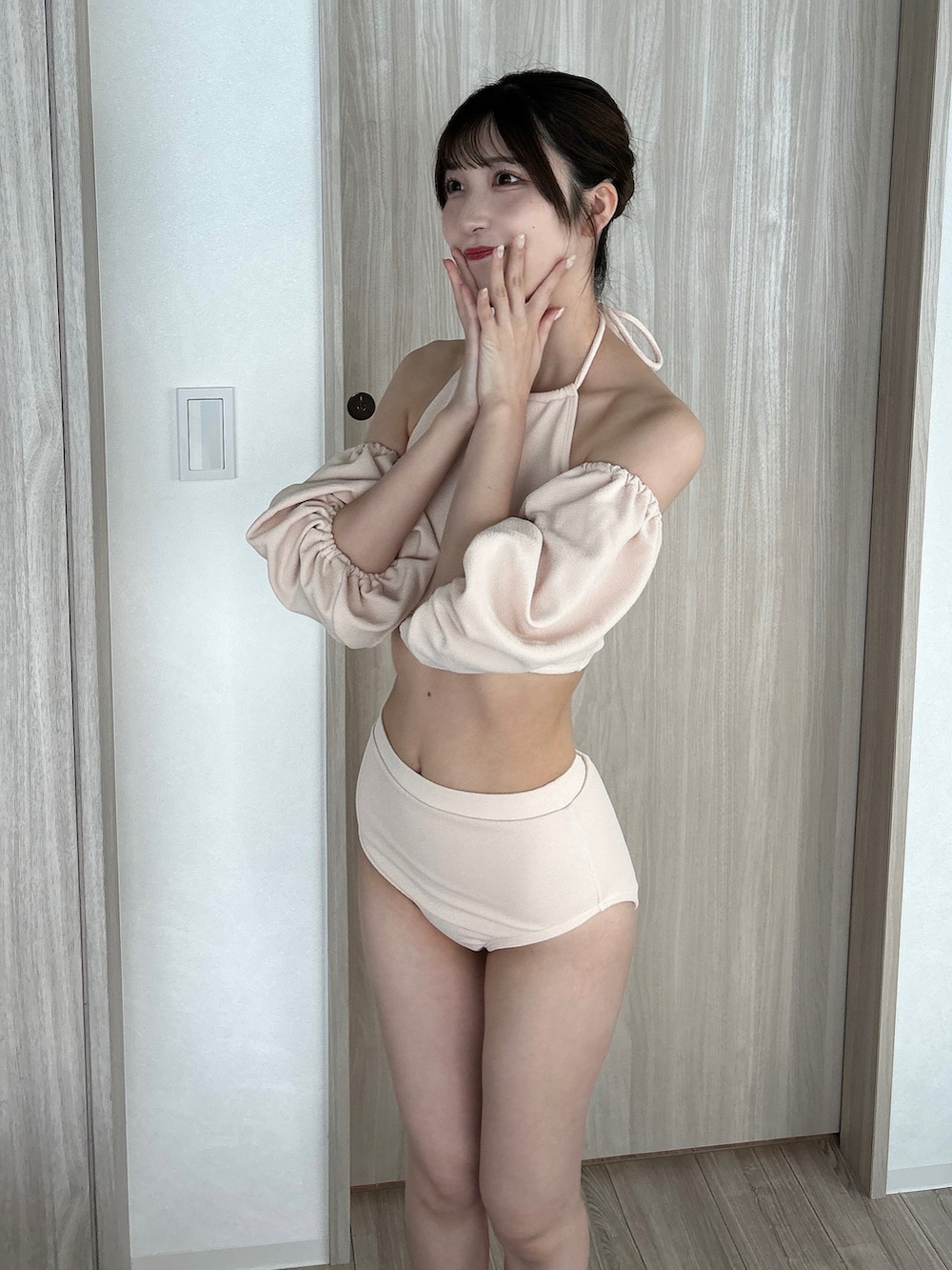 ピンク系の水着を着用したレディースの夏コーディネートの2枚目の写真