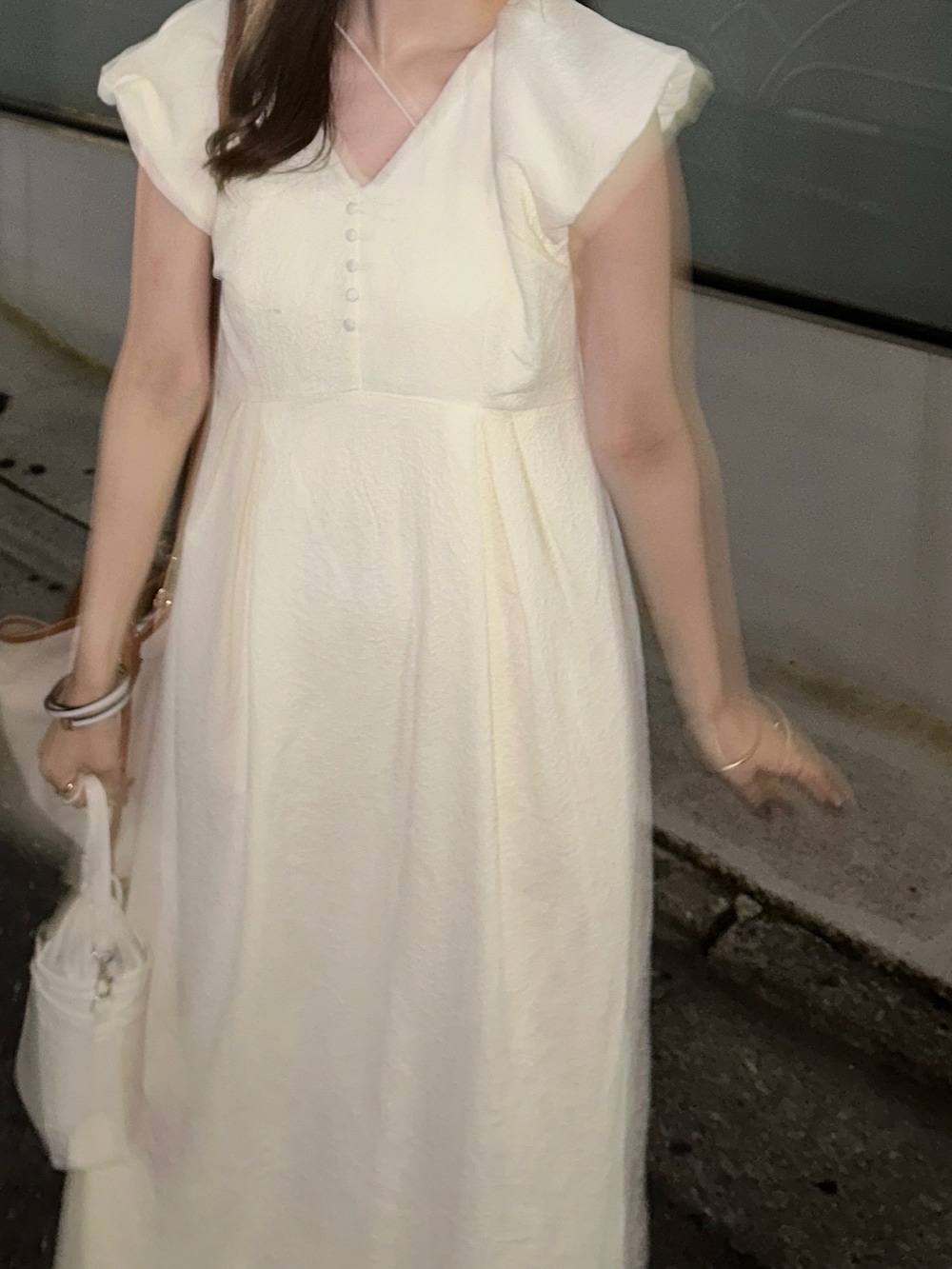 ホワイト系のワンピース/ドレス、ホワイト系のブーツを着用したレディースの夏コーディネートの4枚目の写真