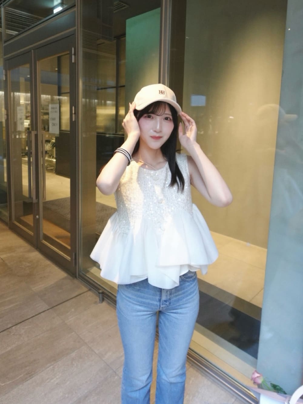 ホワイト系のパンプス、ホワイト系のシャツ/ブラウス、ブルー系のデニムパンツを着用したレディースの夏コーディネートの4枚目の写真