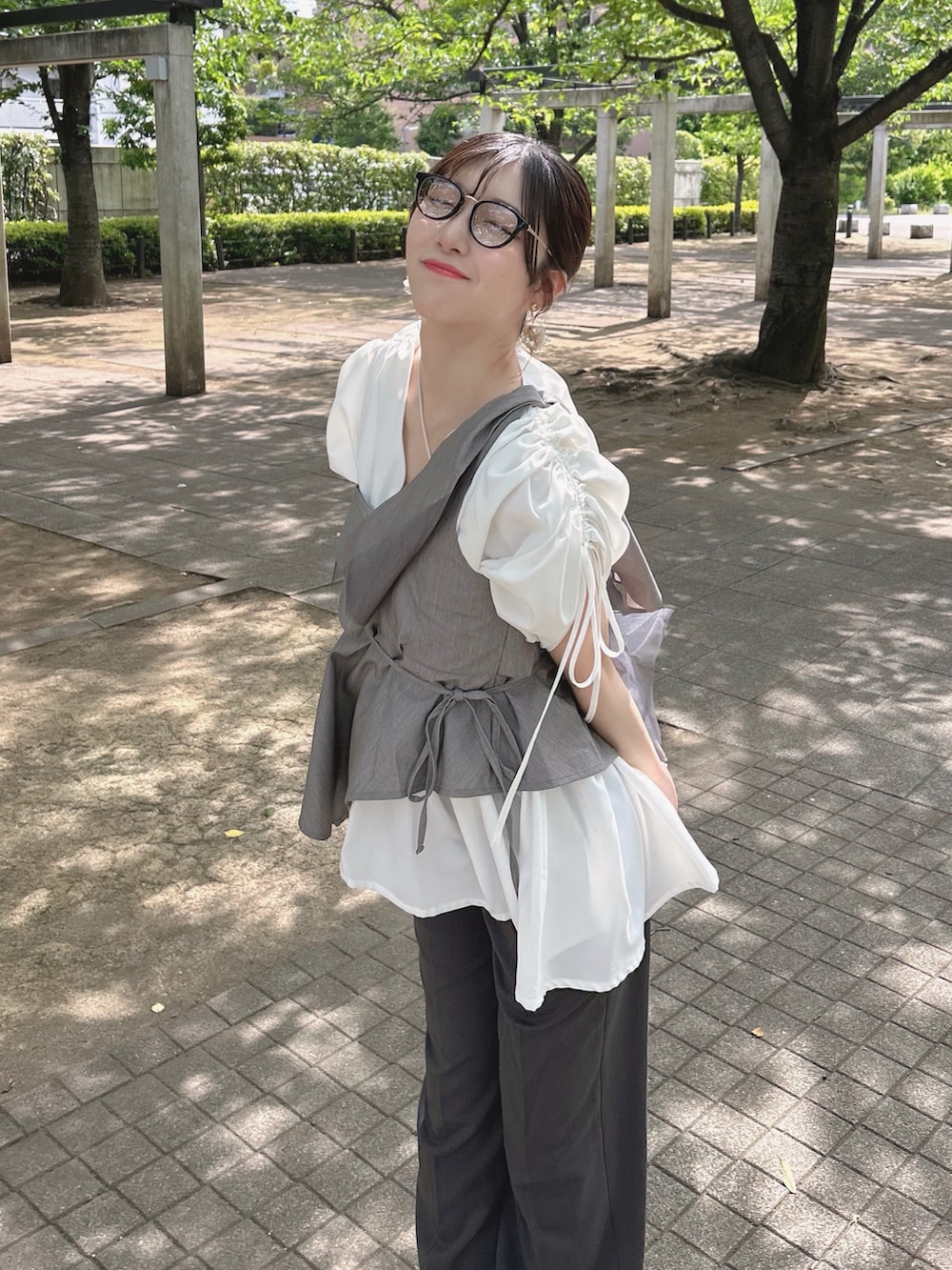 ホワイト系のシャツ/ブラウス、グレー系のその他トップス、グレー系のその他パンツを着用したレディースの夏コーディネートの2枚目の写真