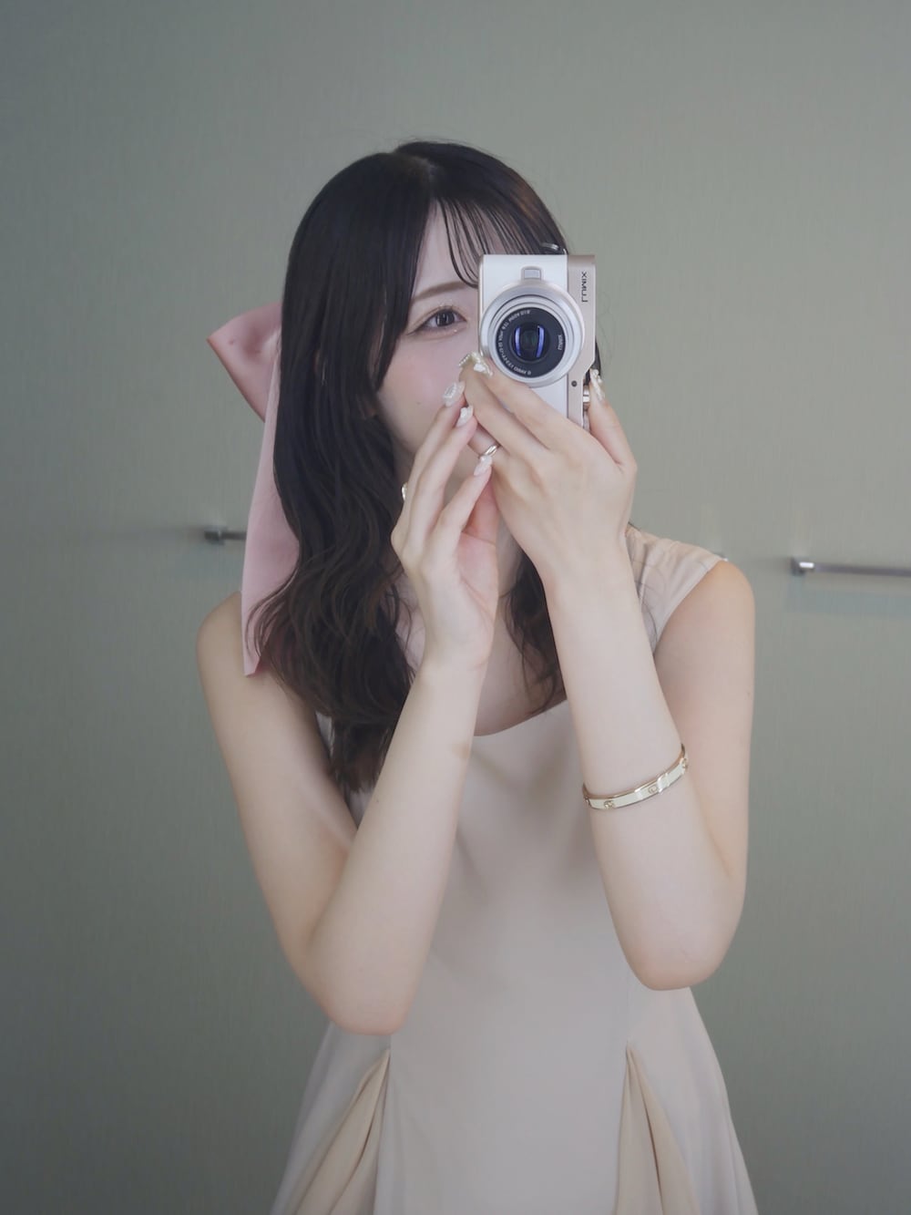 ピンク系のワンピースを着用したレディースの夏コーディネートの5枚目の写真