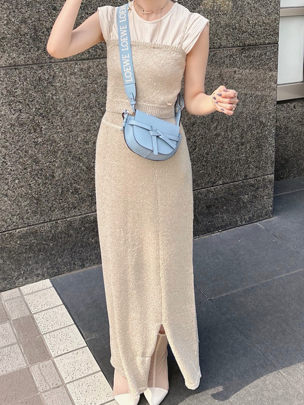 ベージュ系のスカート、ベージュ系のキャミソール、ホワイト系のTシャツ/カットソーを着用したレディースの夏コーディネートの2枚目の写真