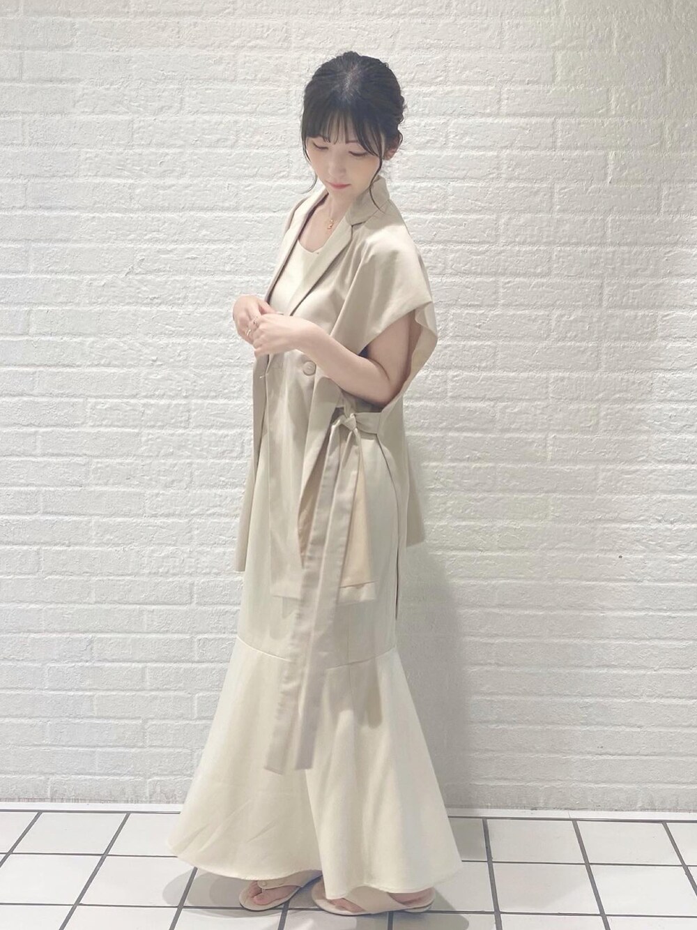 ホワイト系のジャケット/アウター、ホワイト系のワンピース、ホワイト系のサンダルを着用したレディースの夏コーディネートの2枚目の写真