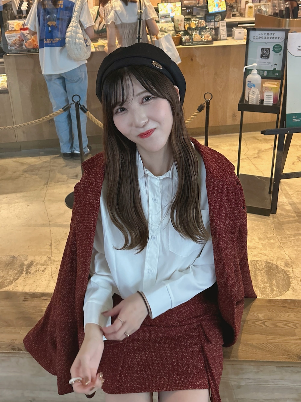 ホワイト系のシャツ/ブラウス、レッド系のスカート、レッド系のジャケット/アウターを着用したレディースの秋コーディネートの4枚目の写真