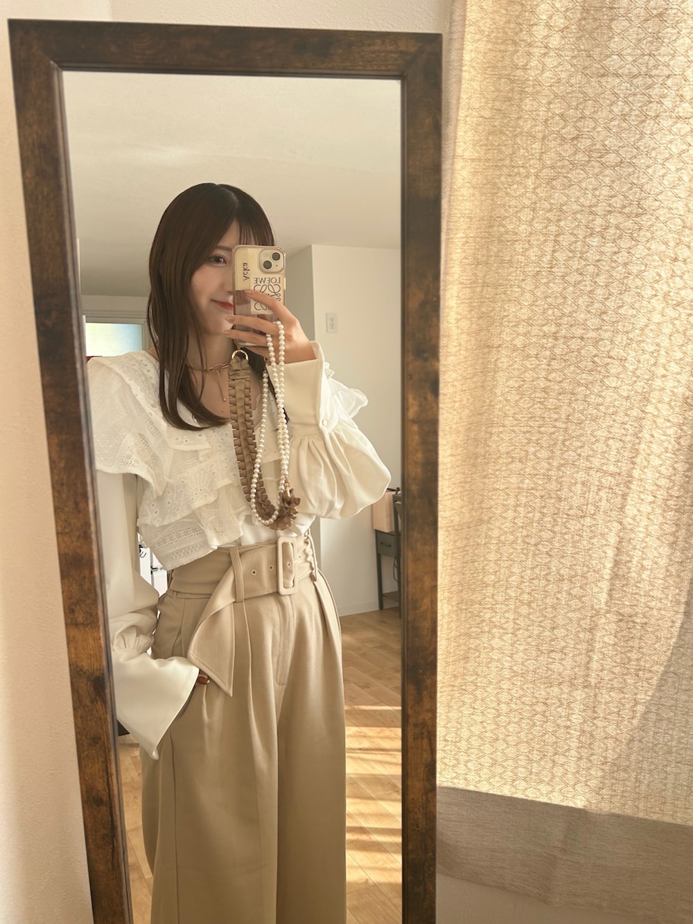 ホワイト系のシャツ/ブラウス、ベージュ系のパンツを着用したレディースの夏コーディネートの2枚目の写真