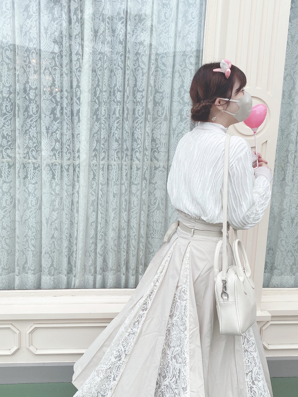 ホワイト系のトップス、ホワイト系のトップス、ベージュ系のスカートを着用したレディースの春コーディネートの2枚目の写真