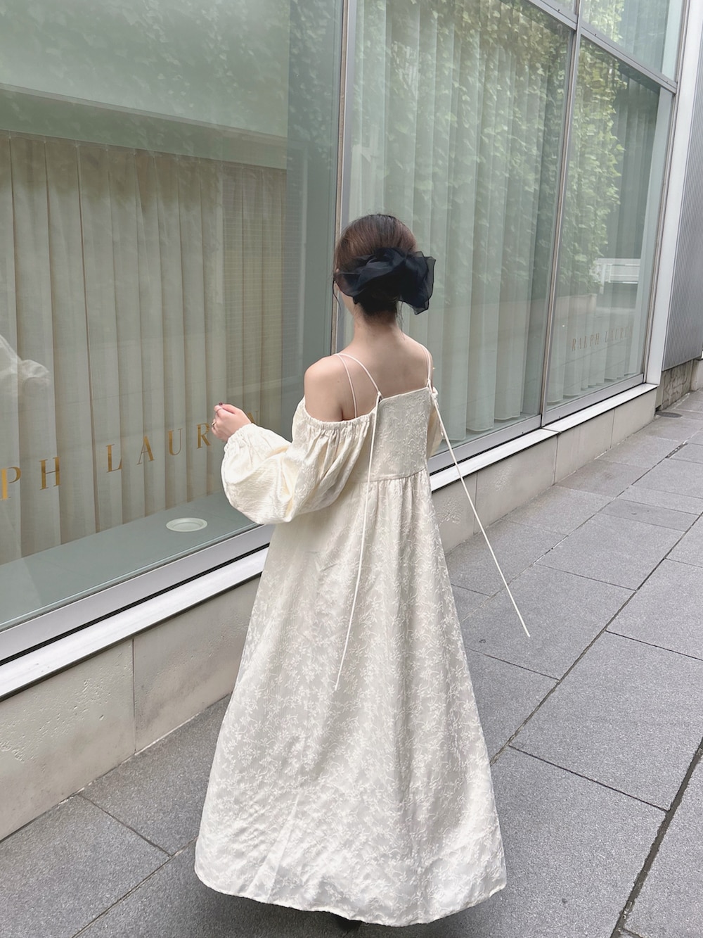 ホワイト系のワンピース/ドレス、ベージュ系のキャミソール、ブラック系のパンプスを着用したレディースの夏コーディネートの2枚目の写真