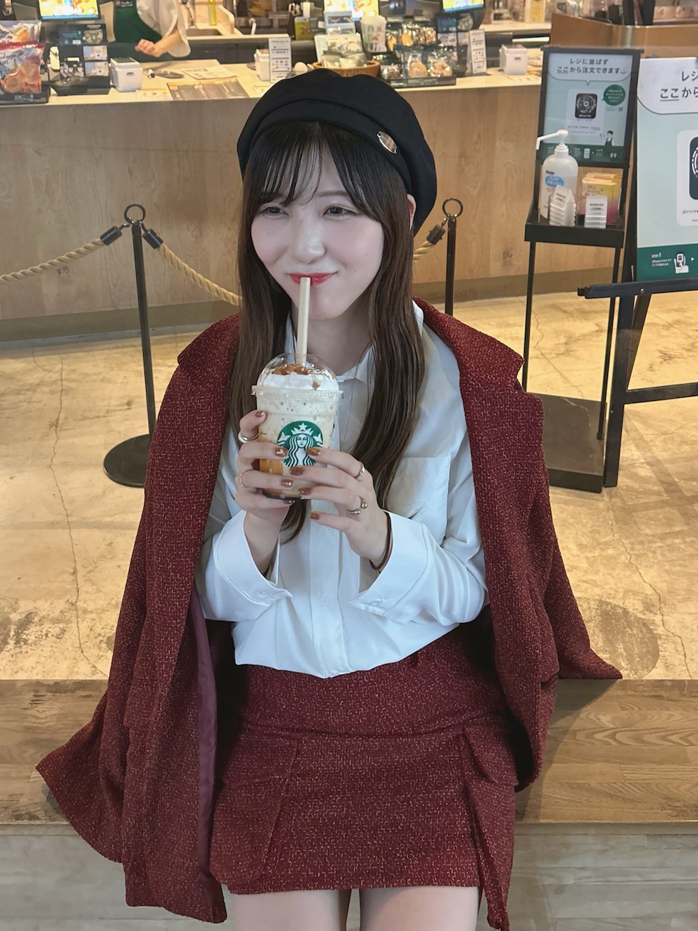 ホワイト系のシャツ/ブラウス、レッド系のスカート、レッド系のジャケット/アウターを着用したレディースの秋コーディネートの5枚目の写真