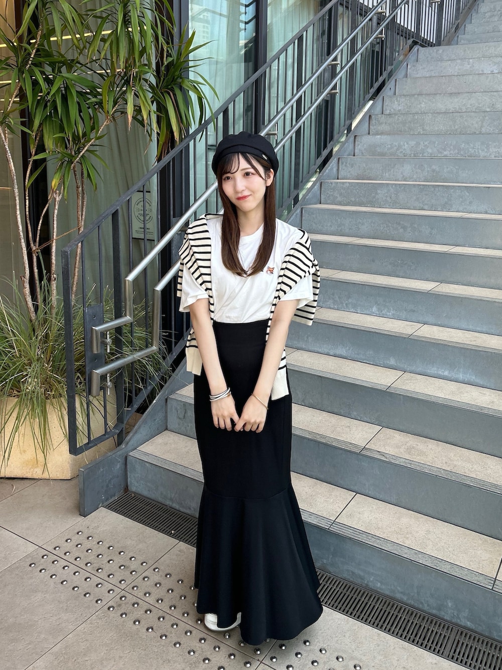 ホワイト系のTシャツ/カットソー、ブラック系のカーディガン/ボレロ、ブラック系のスカートを着用したレディースの夏コーディネートの2枚目の写真