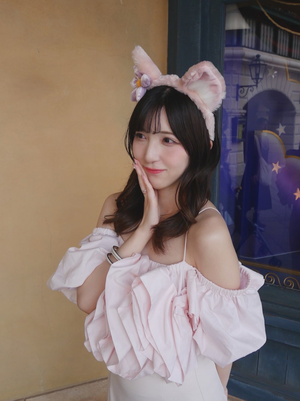 ホワイト系のスカート、ピンク系のトップスを着用したレディースの夏コーディネートの3枚目の写真