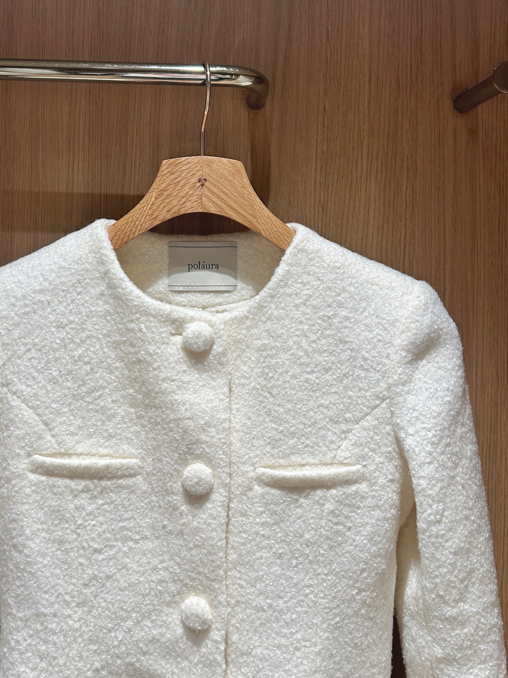 ホワイト系のジャケット/アウター、グレー系のスカートを着用したレディースの冬コーディネートの2枚目の写真