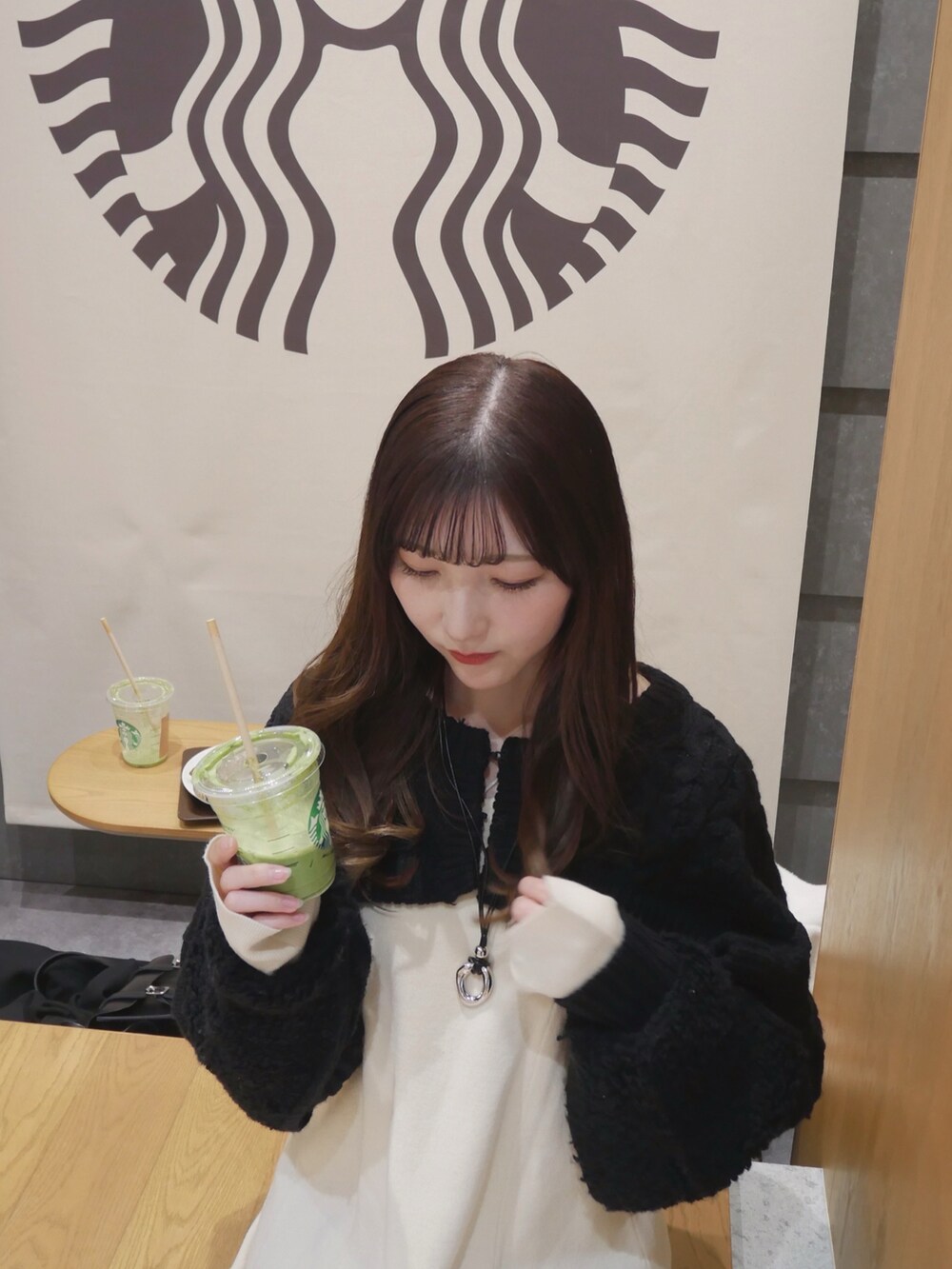 ホワイト系のワンピース/ドレス、ブラック系のニット/セーターを着用したレディースの冬コーディネートの2枚目の写真