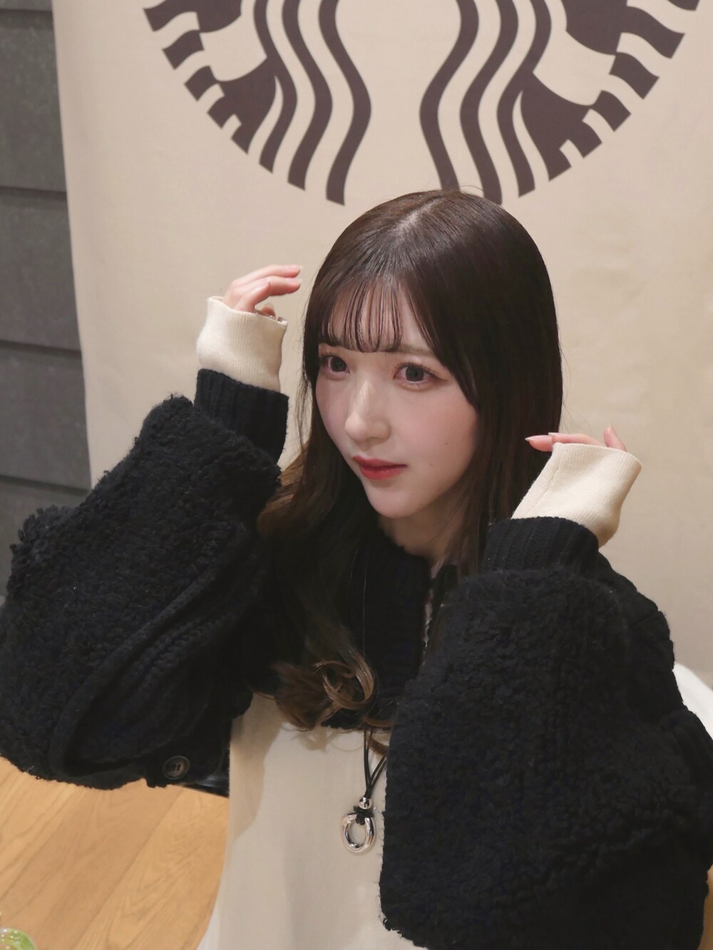 ホワイト系のワンピース/ドレス、ブラック系のニット/セーターを着用したレディースの冬コーディネートの3枚目の写真