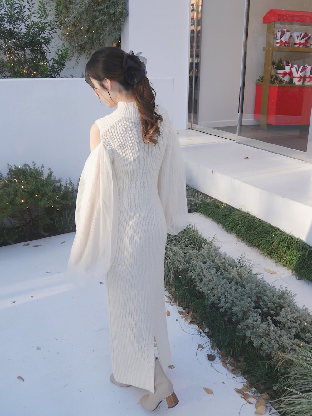 ホワイト系のワンピース/ドレス、ベージュ系のブーツを着用したレディースの冬コーディネートの2枚目の写真