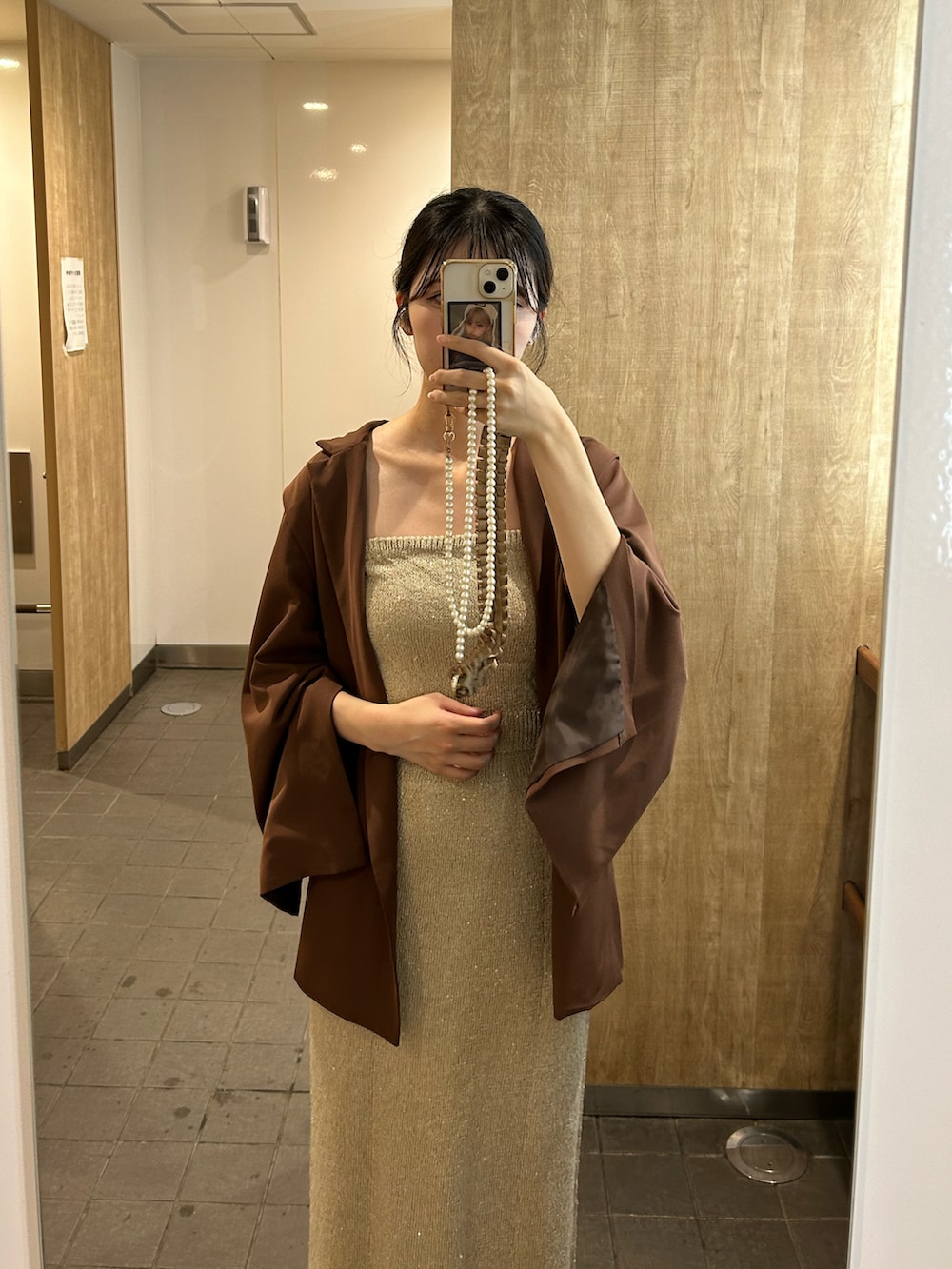 ベージュ系のスカート、ベージュ系のキャミソール、ブラウン系のジャケット/アウターを着用したレディースの秋コーディネートの3枚目の写真