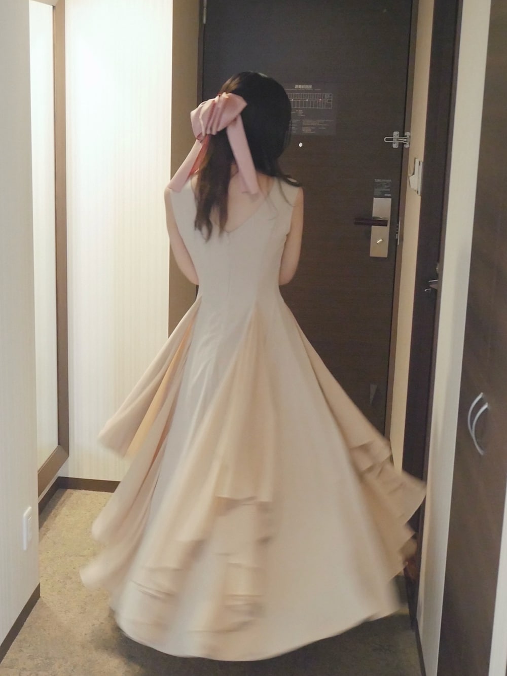 ピンク系のワンピースを着用したレディースの夏コーディネートの3枚目の写真