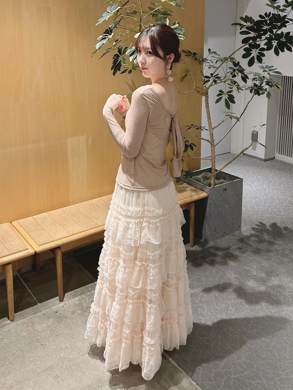 ベージュ系のトップス、ベージュ系のスカートを着用したレディースの夏コーディネートの5枚目の写真