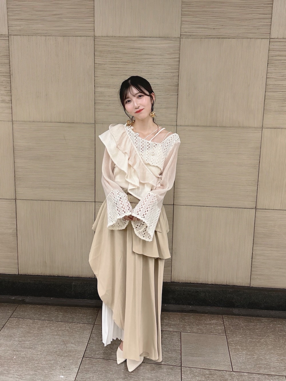 ベージュ系のスカート、ホワイト系のシャツ/ブラウス、ホワイト系のパンプスを着用したレディースの夏コーディネートの3枚目の写真