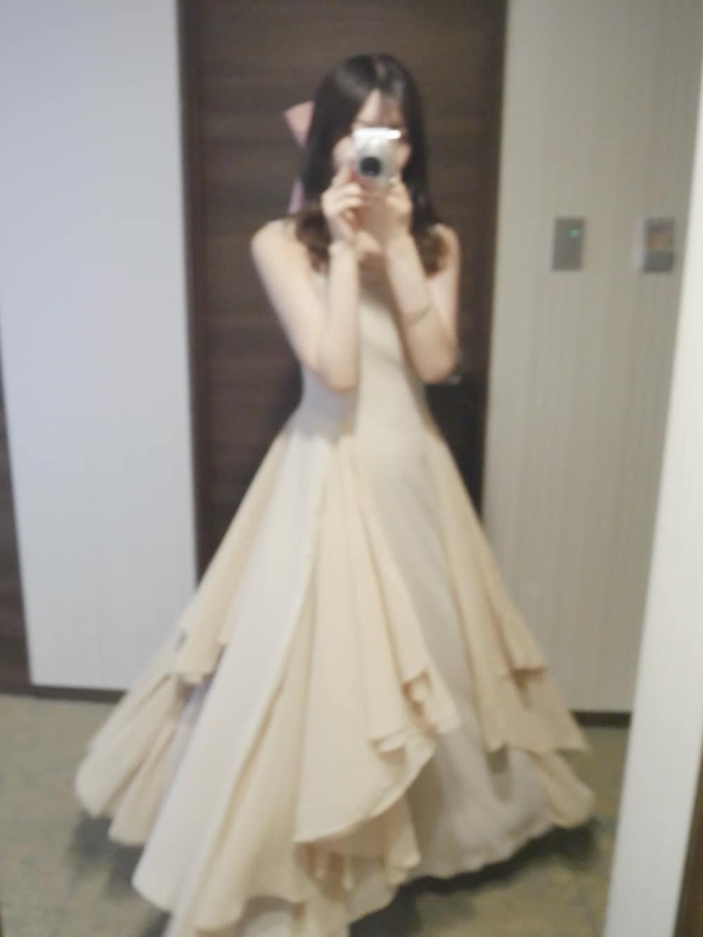 ピンク系のワンピースを着用したレディースの夏コーディネートの2枚目の写真