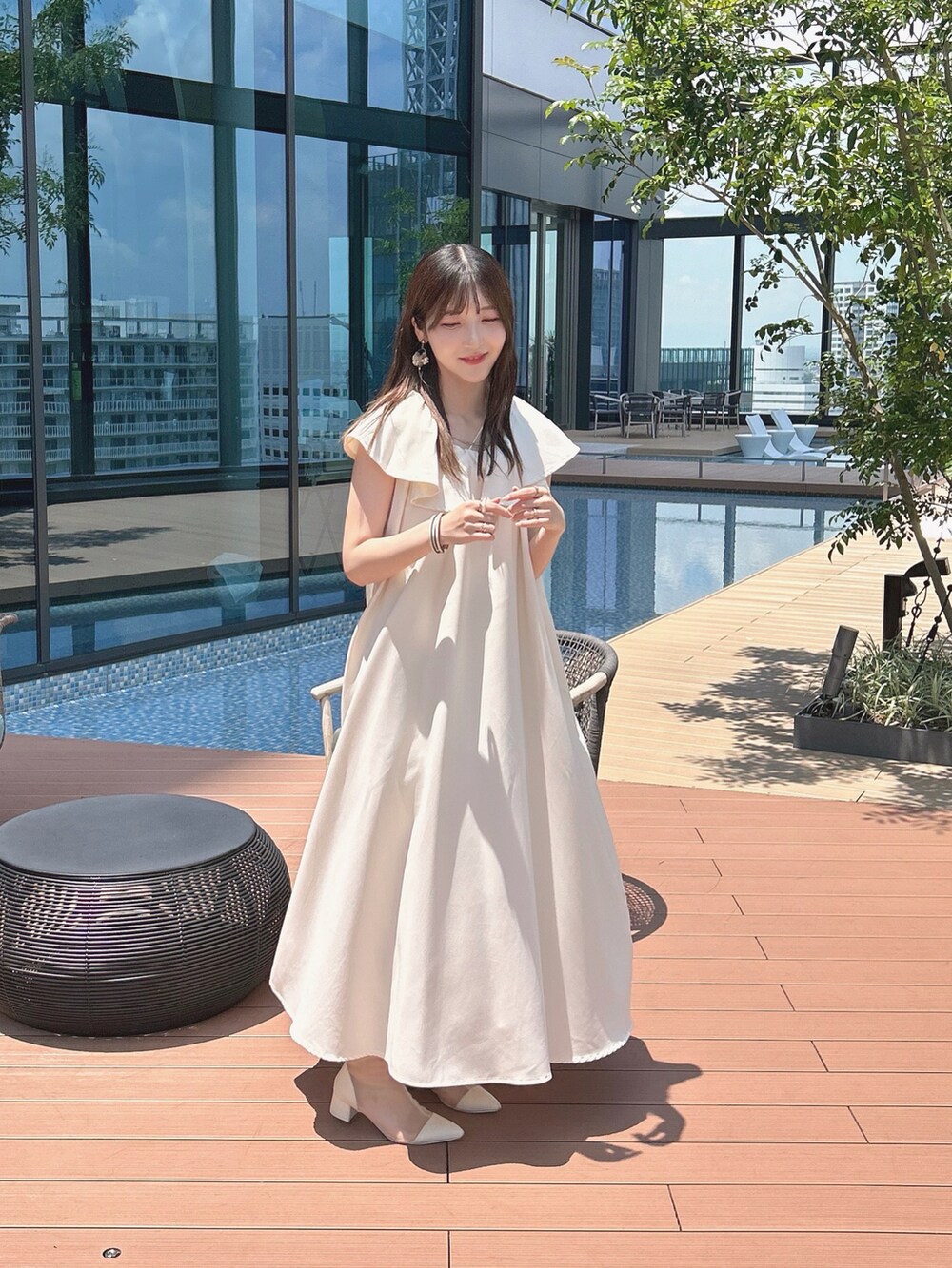 ホワイト系のワンピース、ホワイト系のブーツ、ホワイト系のバングル/リストバンドを着用したレディースの夏コーディネートの3枚目の写真