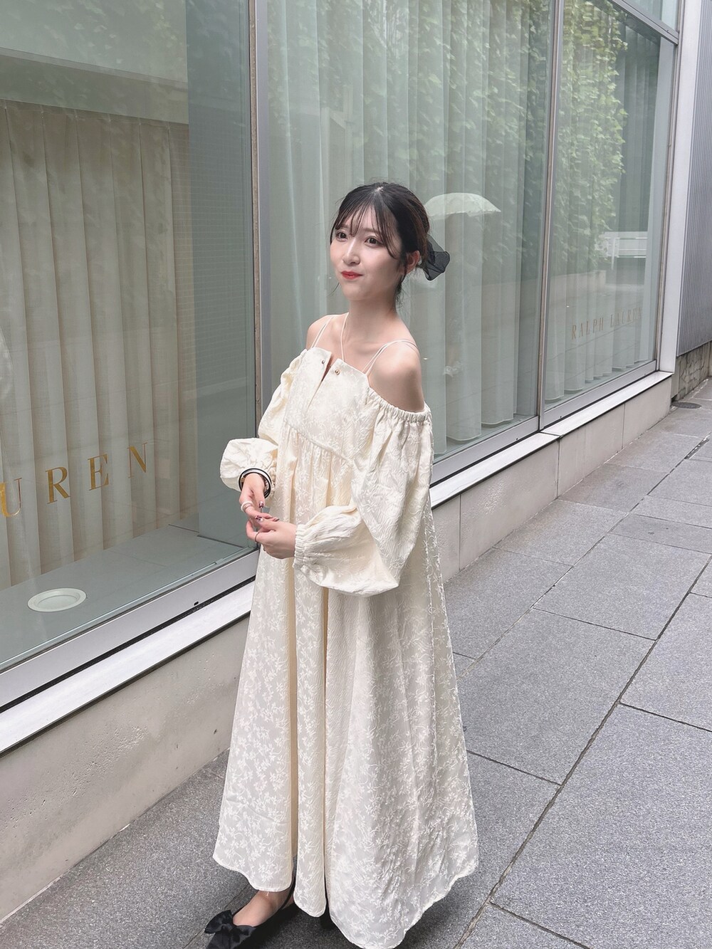 ホワイト系のワンピース/ドレス、ベージュ系のキャミソール、ブラック系のパンプスを着用したレディースの夏コーディネートの3枚目の写真