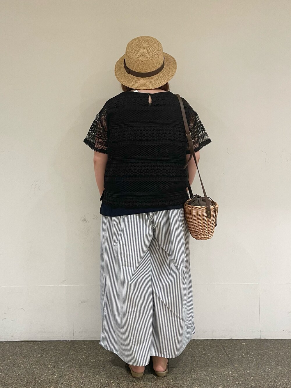 ブラック系のシャツ/ブラウス、ブルー系のその他パンツ、ブラウン系のハンドバッグを着用したレディースの夏コーディネートの3枚目の写真