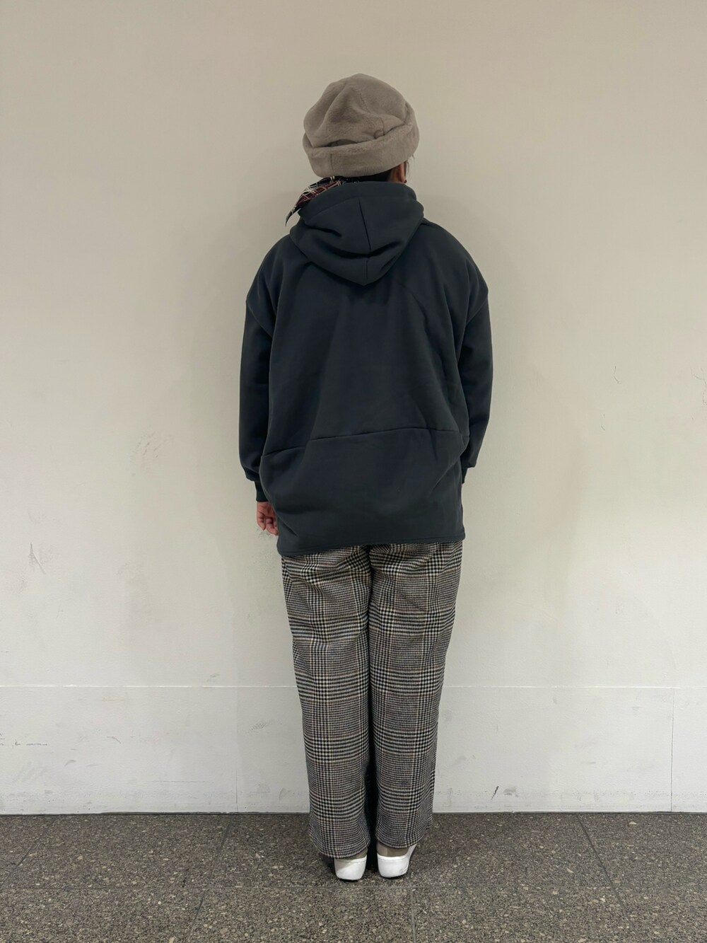 グレー系のTシャツ/カットソー、ベージュ系のその他パンツを着用したレディースの冬コーディネートの3枚目の写真