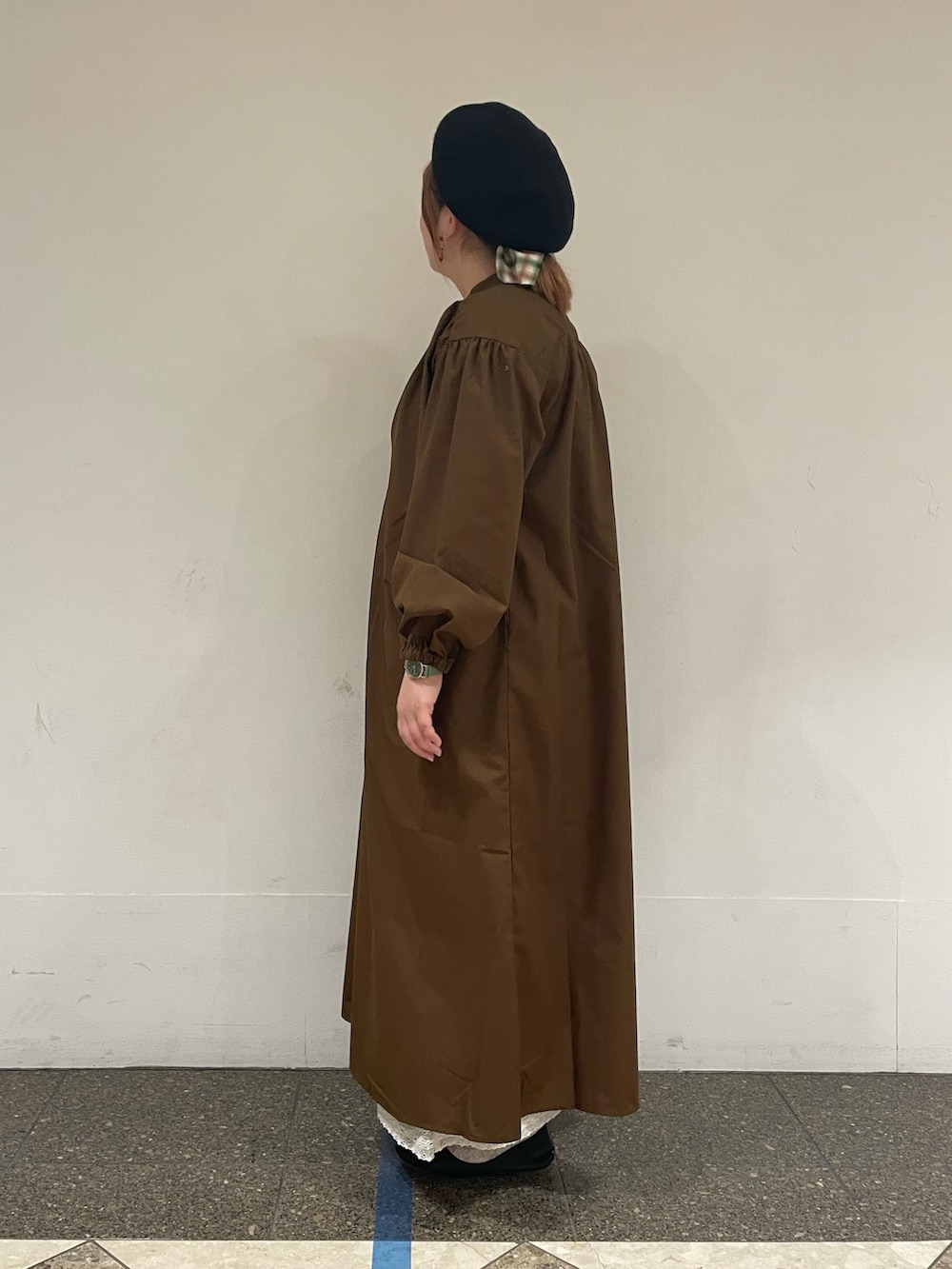 ブラウン系のワンピース、ホワイト系のその他パンツ、ブラック系のハットを着用したレディースの秋コーディネートの2枚目の写真