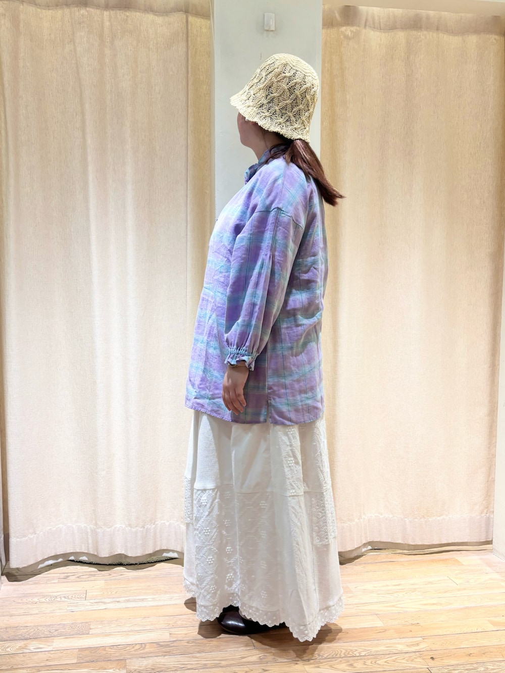 パープル系のシャツ/ブラウス、ホワイト系のスカートを着用したレディースの春コーディネートの2枚目の写真