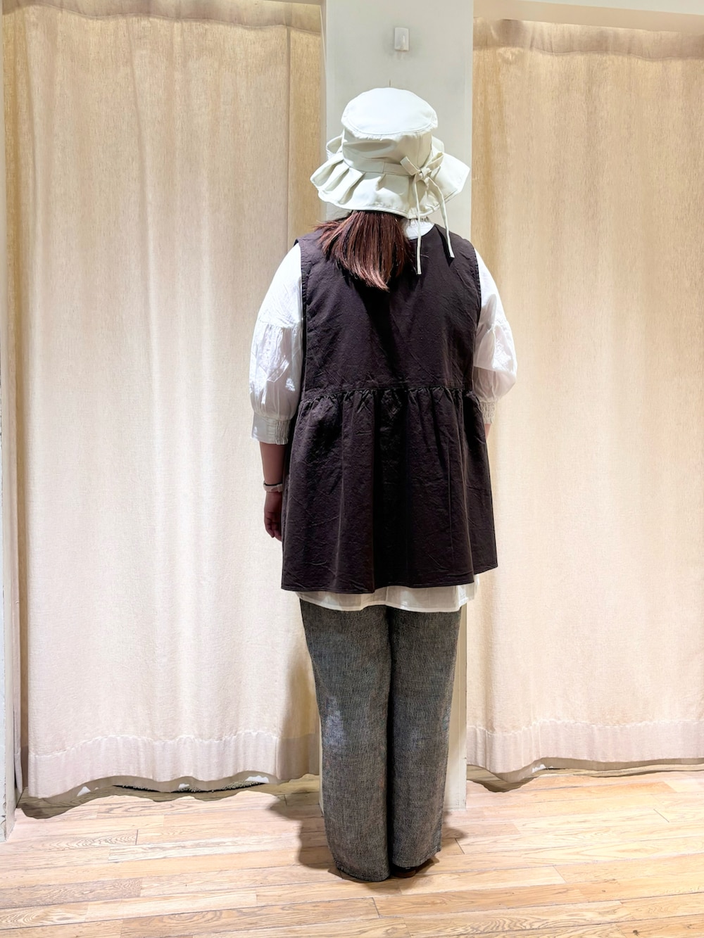 ブラック系のベスト、ホワイト系のシャツ/ブラウス、グレー系のその他パンツを着用したレディースの春コーディネートの3枚目の写真