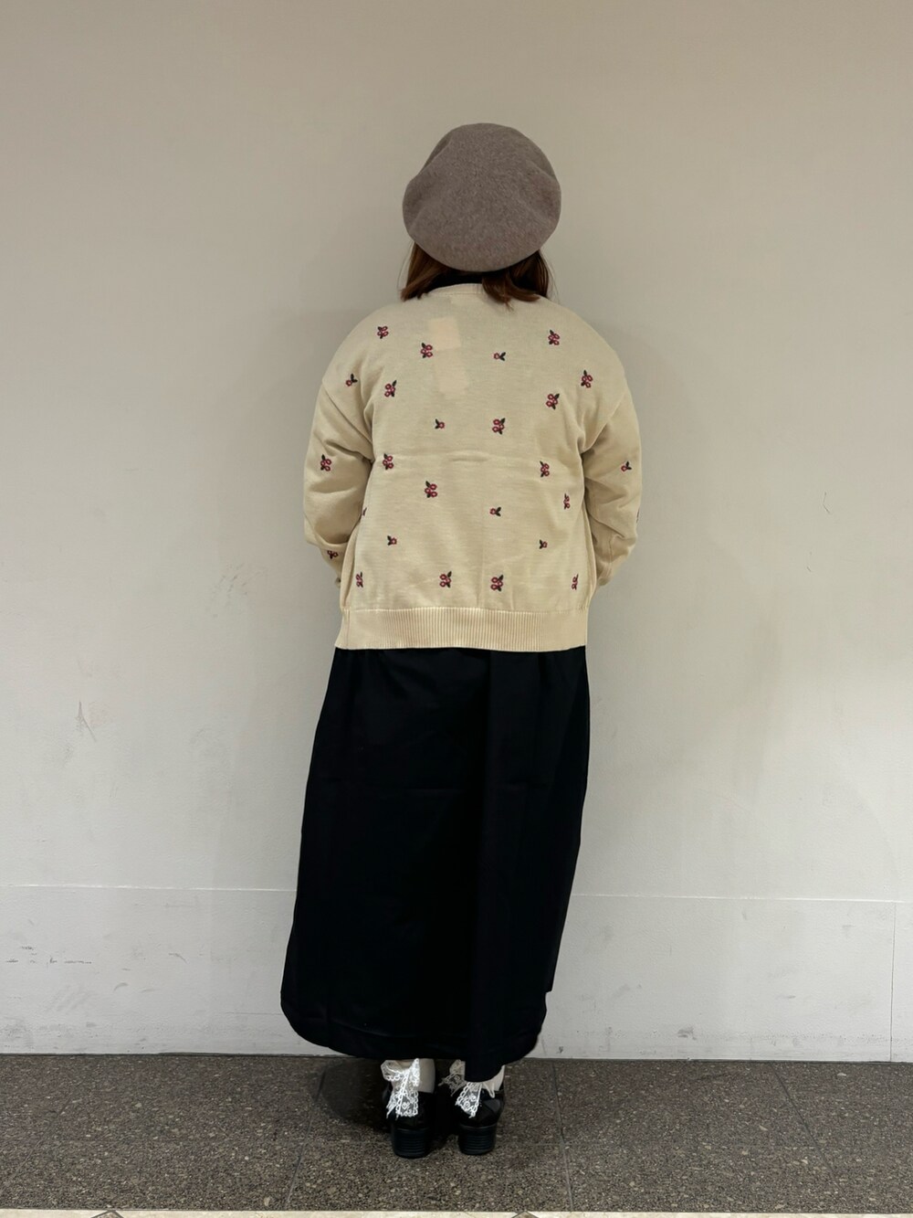 ホワイト系のカーディガン/ボレロ、ブラック系のワンピース、ブラウン系のハットを着用したレディースの秋コーディネートの3枚目の写真