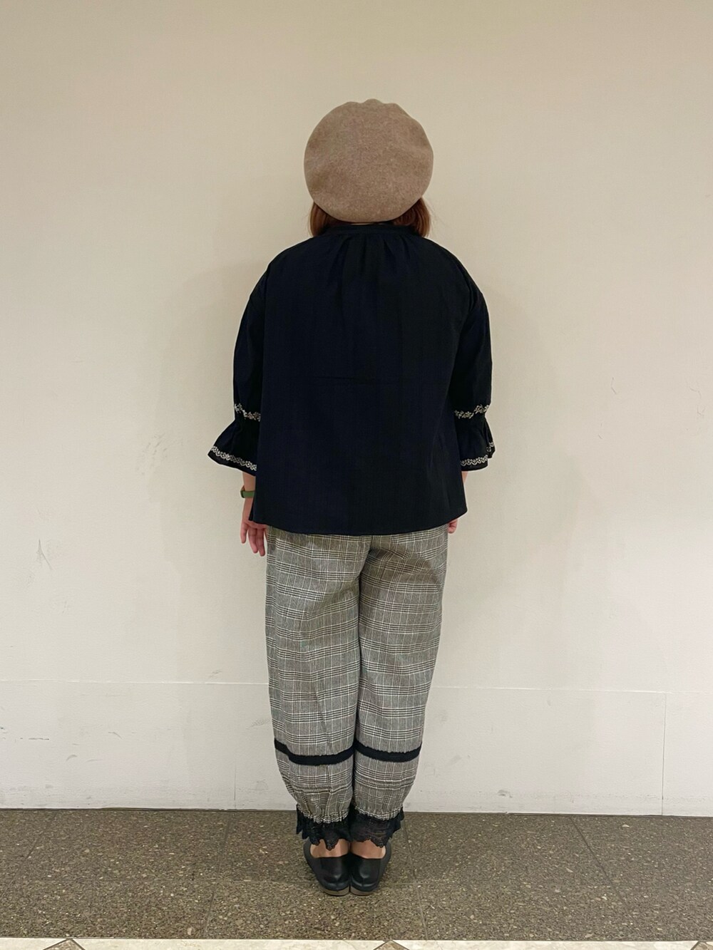 ブラック系のシャツ/ブラウス、グレー系のその他パンツ、ブラウン系のハットを着用したレディースの秋コーディネートの3枚目の写真