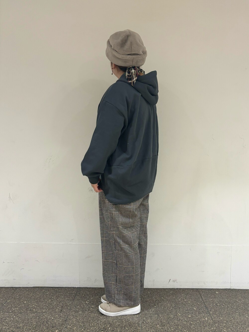 グレー系のTシャツ/カットソー、ベージュ系のその他パンツを着用したレディースの冬コーディネートの2枚目の写真