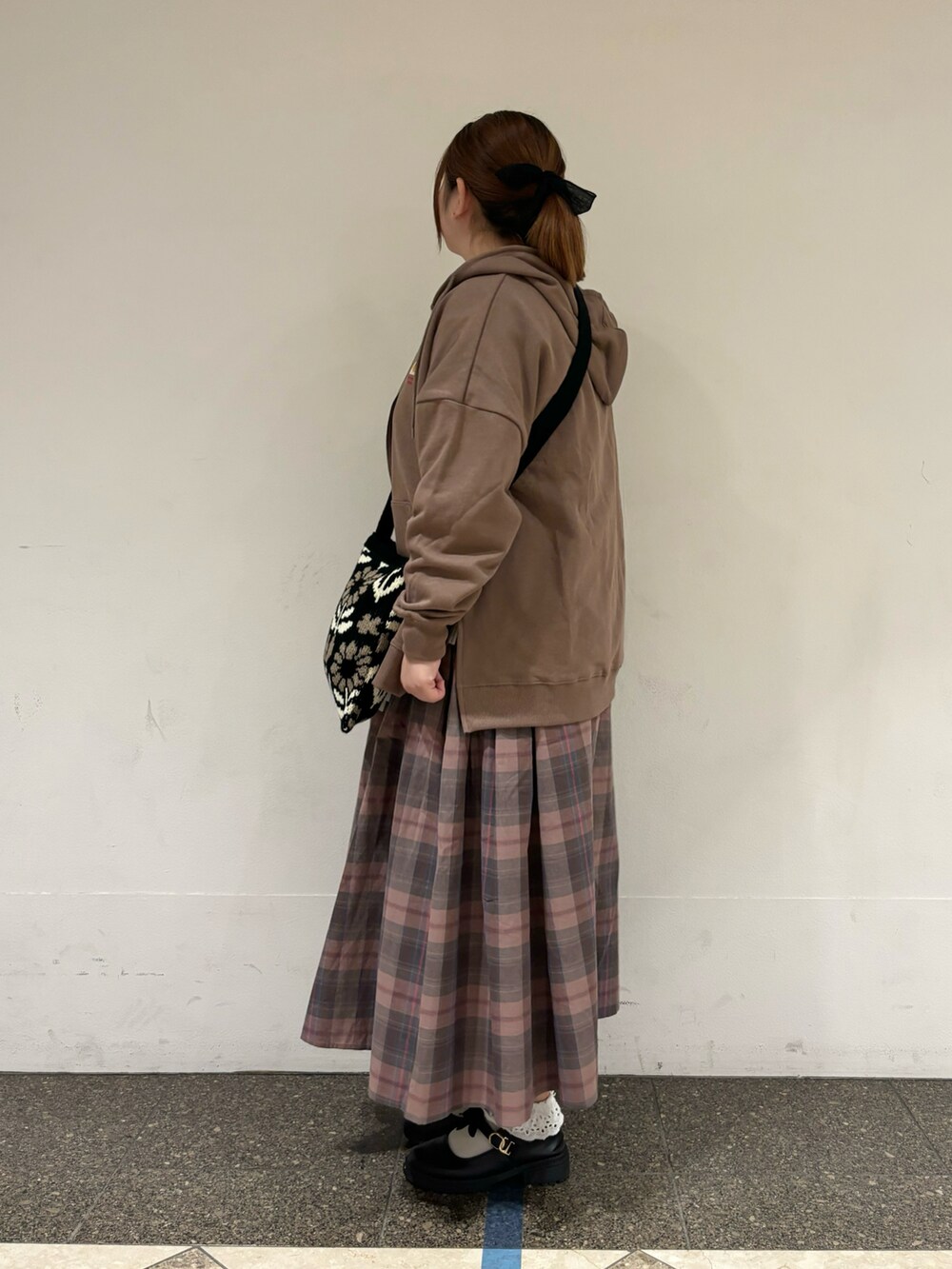 ホワイト系のTシャツ/カットソー、ブラウン系のTシャツ/カットソー、ピンク系のスカートを着用したレディースの秋コーディネートの2枚目の写真