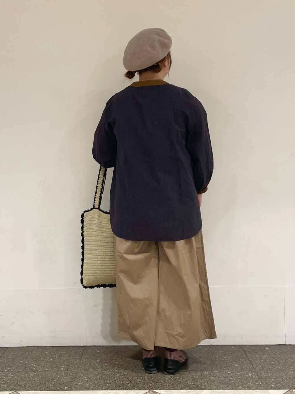 ブルー系のシャツ/ブラウス、ベージュ系のその他パンツ、ベージュ系のハンドバッグを着用したレディースの秋コーディネートの3枚目の写真