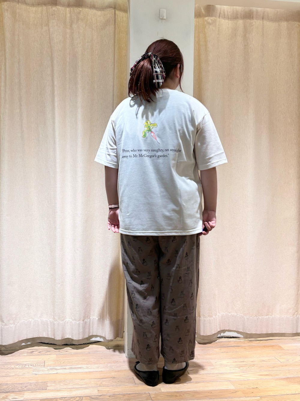 ホワイト系のTシャツ/カットソー、グレー系のその他パンツを着用したレディースの春コーディネートの3枚目の写真