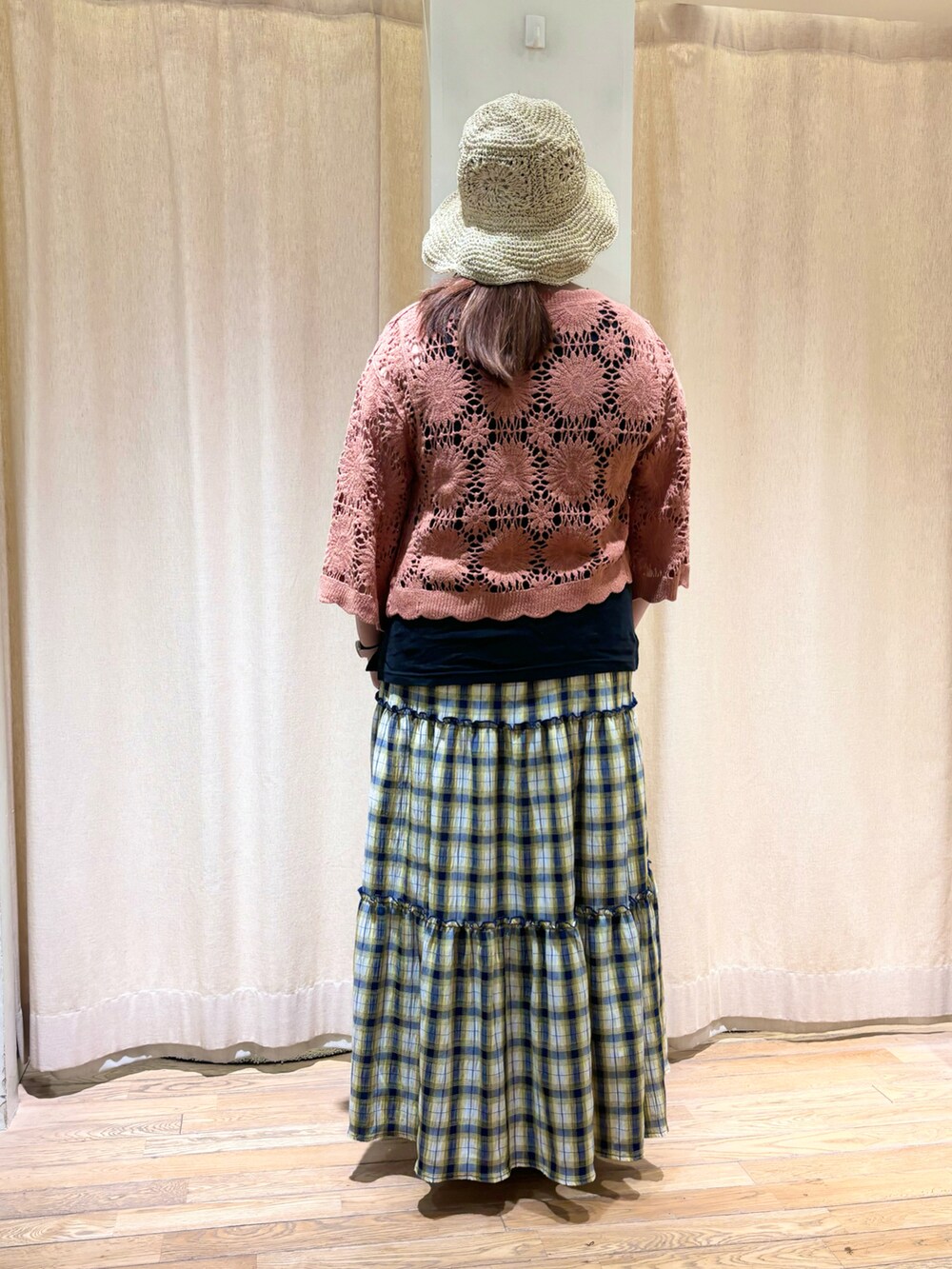 オレンジ系のカーディガン/ボレロ、ブルー系のスカートを着用したレディースの夏コーディネートの3枚目の写真