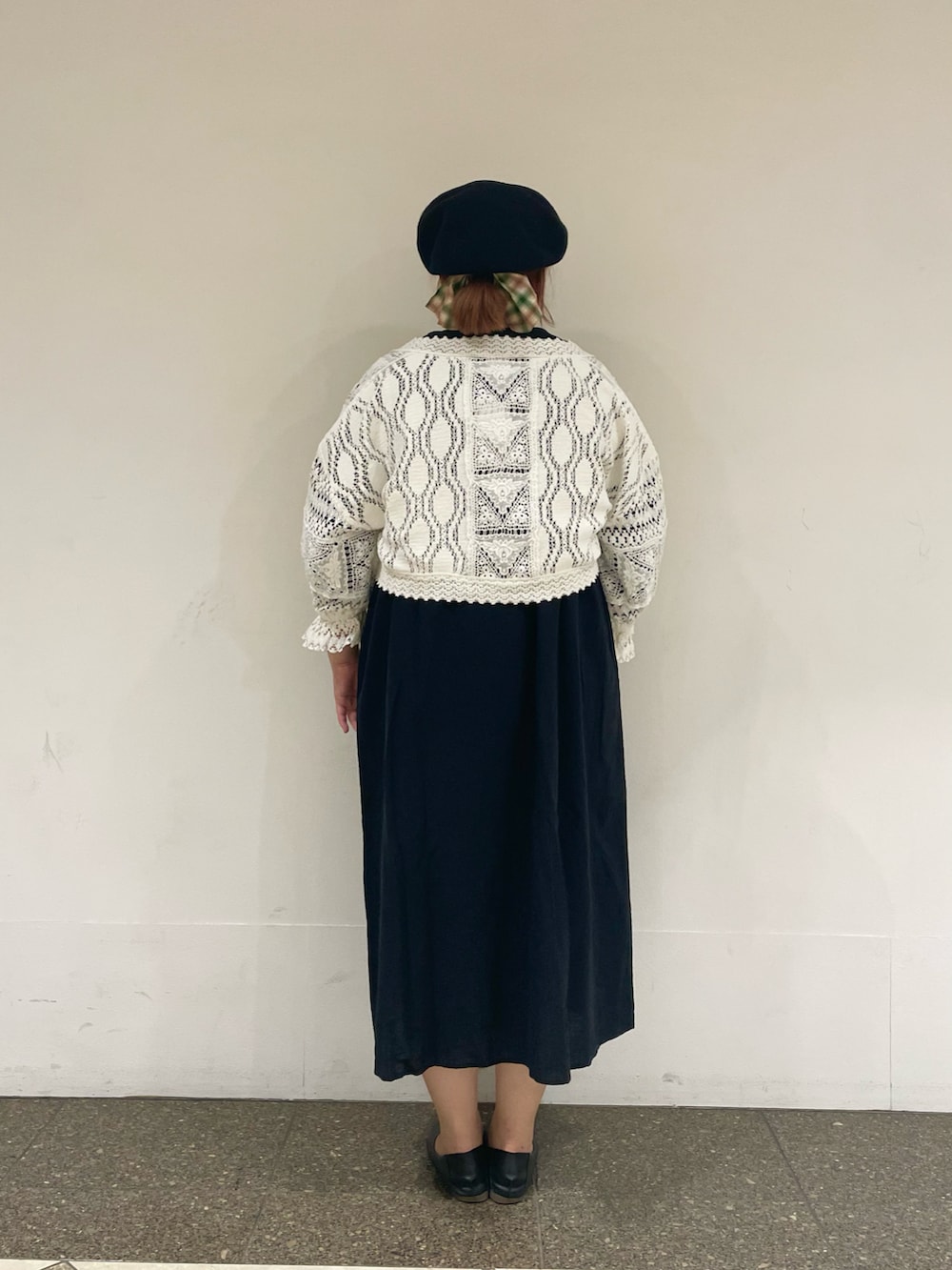 ブラック系のワンピース、ホワイト系のシャツ/ブラウス、ブラック系のハットを着用したレディースの秋コーディネートの3枚目の写真