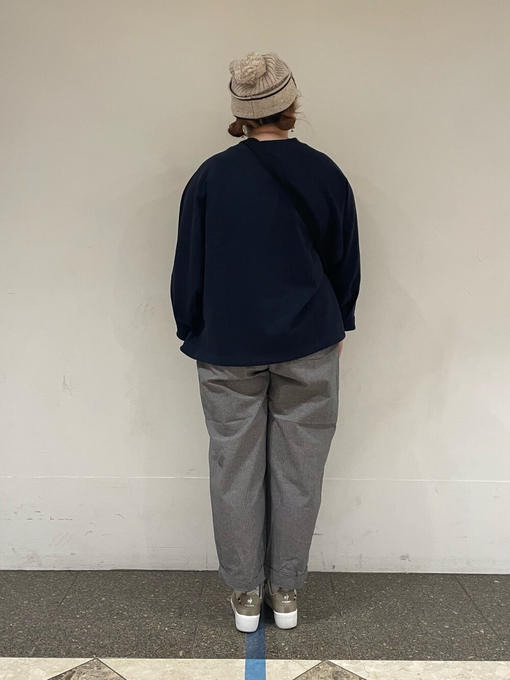 ブルー系のTシャツ/カットソー、ブラック系のその他パンツ、ブラック系のハンドバッグを着用したレディースの秋コーディネートの3枚目の写真