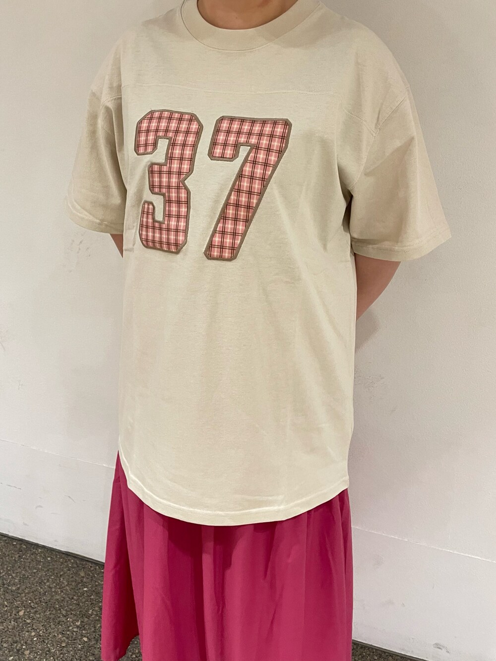 ホワイト系のTシャツ/カットソー、ピンク系のスカートを着用したレディースの夏コーディネートの4枚目の写真