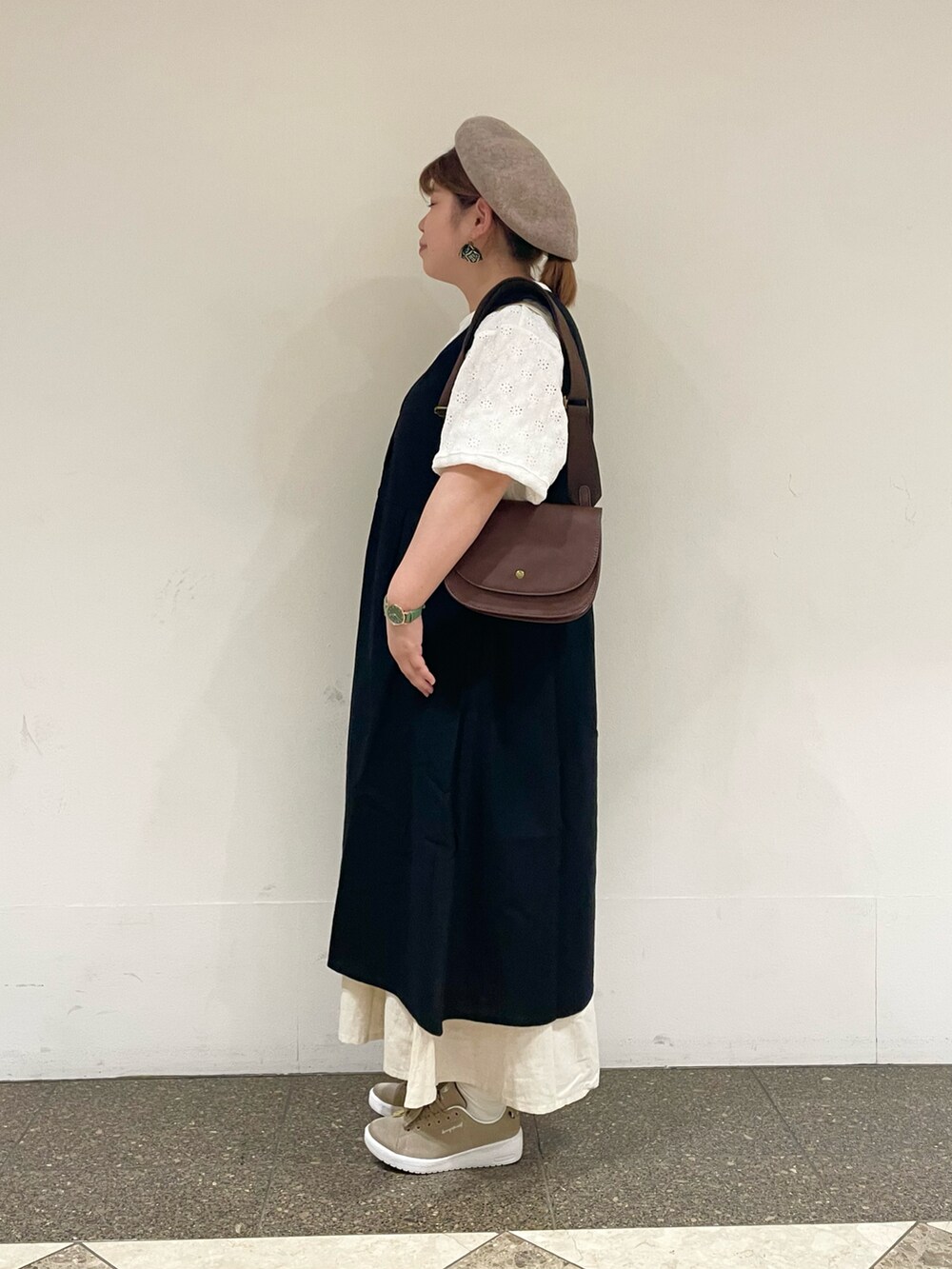 ブラック系のワンピース、ホワイト系のTシャツ/カットソー、ブラウン系のハットを着用したレディースの秋コーディネートの2枚目の写真