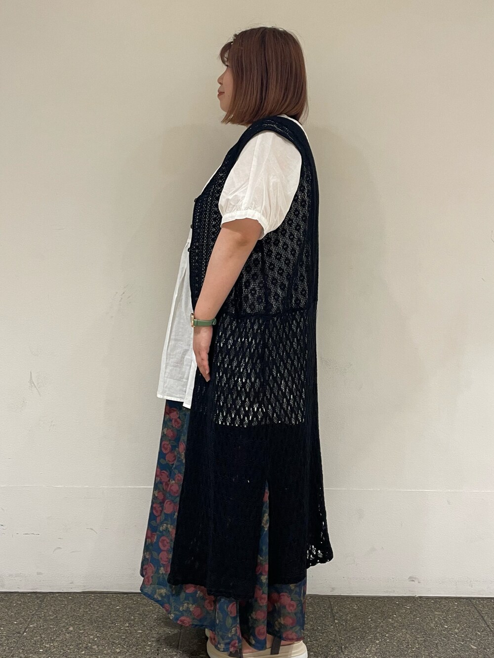 ホワイト系のチュニック、ブラック系のワンピース、ブルー系のスカートを着用したレディースの夏コーディネートの2枚目の写真