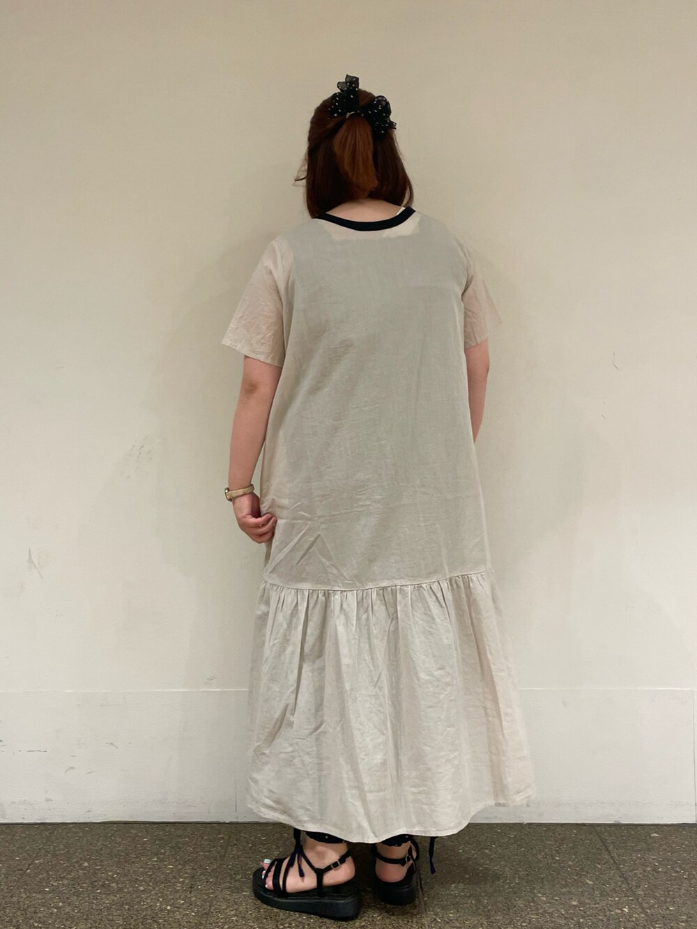 ホワイト系のワンピースを着用したレディースの夏コーディネートの3枚目の写真