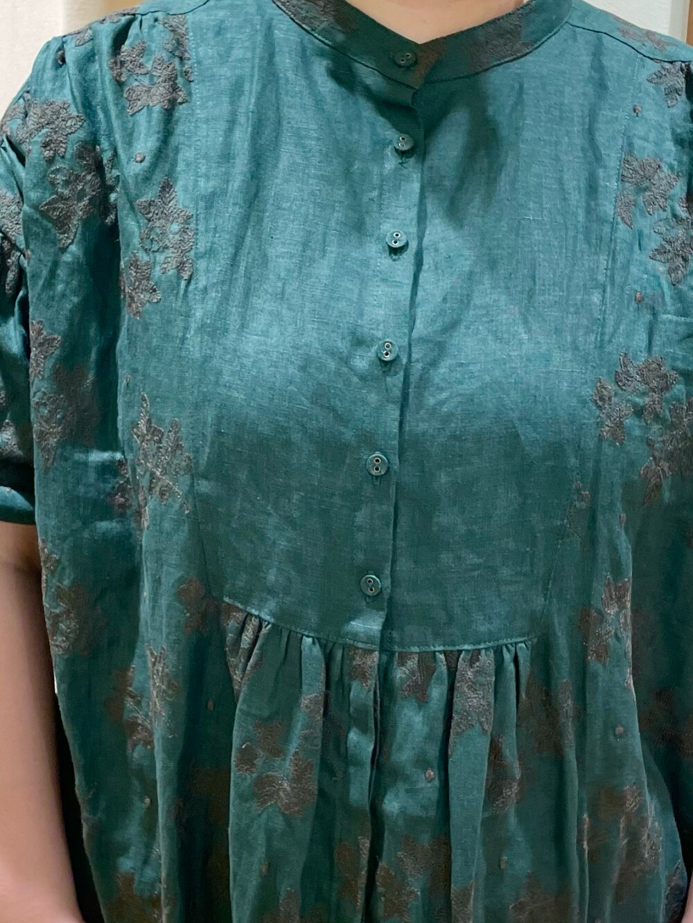 グリーン系のワンピースを着用したレディースの春コーディネートの5枚目の写真