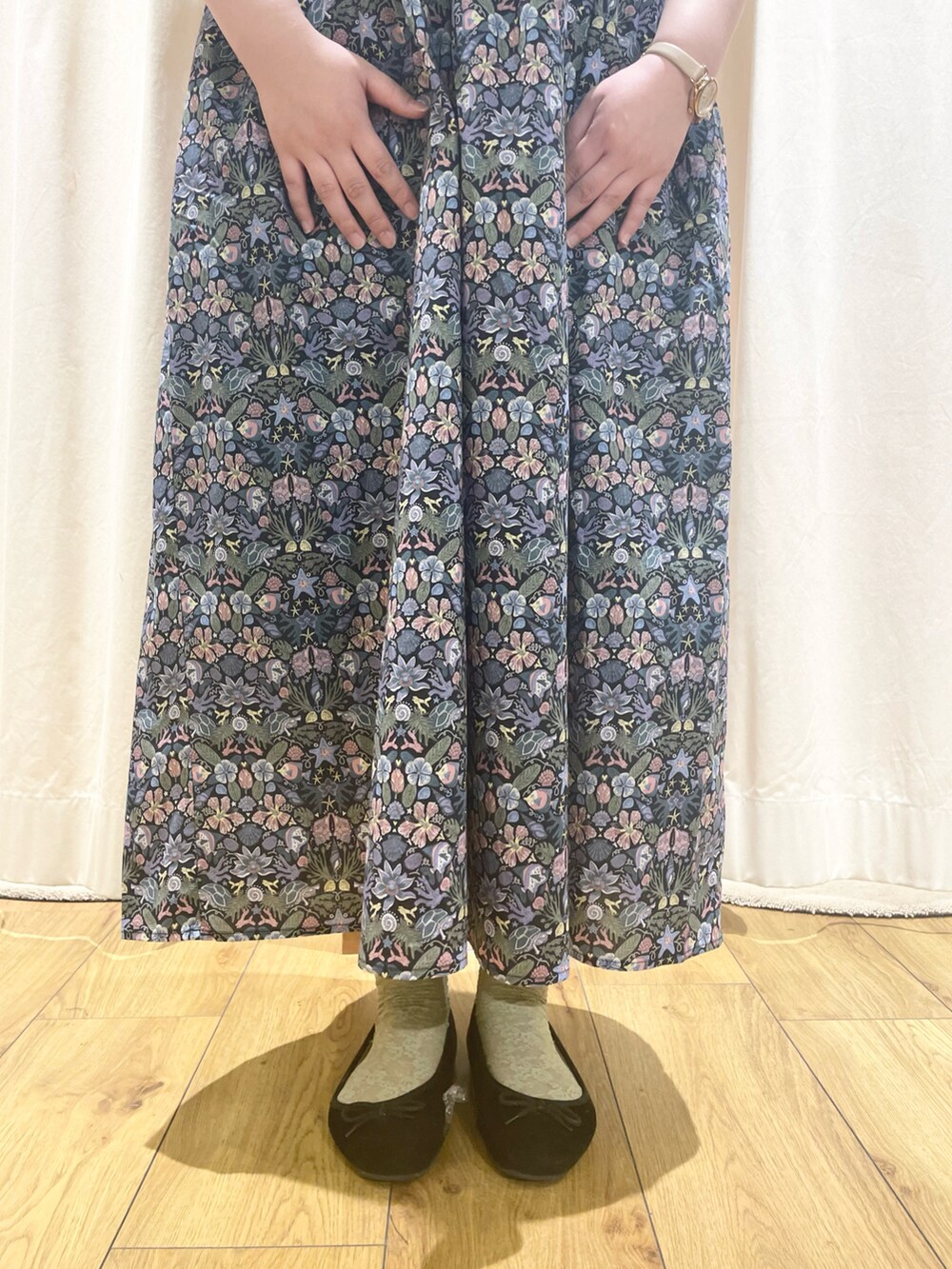ブルー系のワンピースを着用したレディースの春コーディネートの5枚目の写真